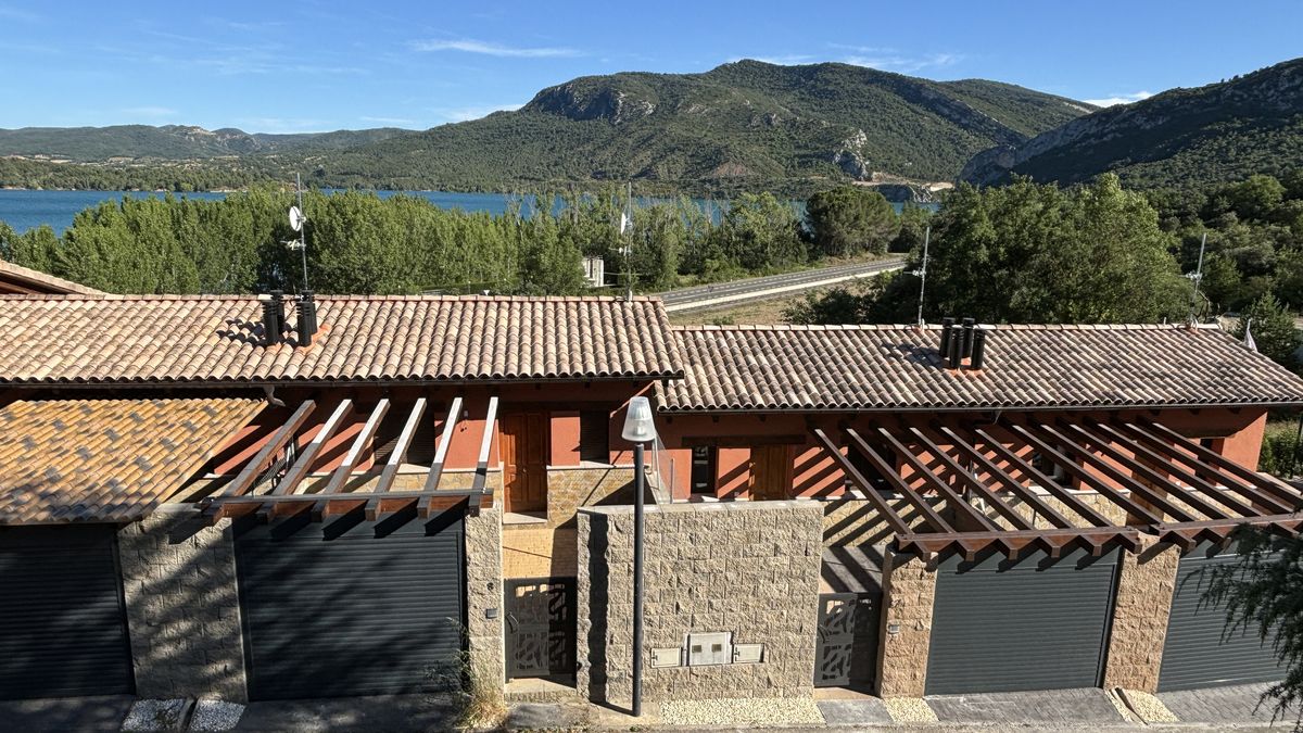 Adosados Mirador de Barasona con vistas al lago