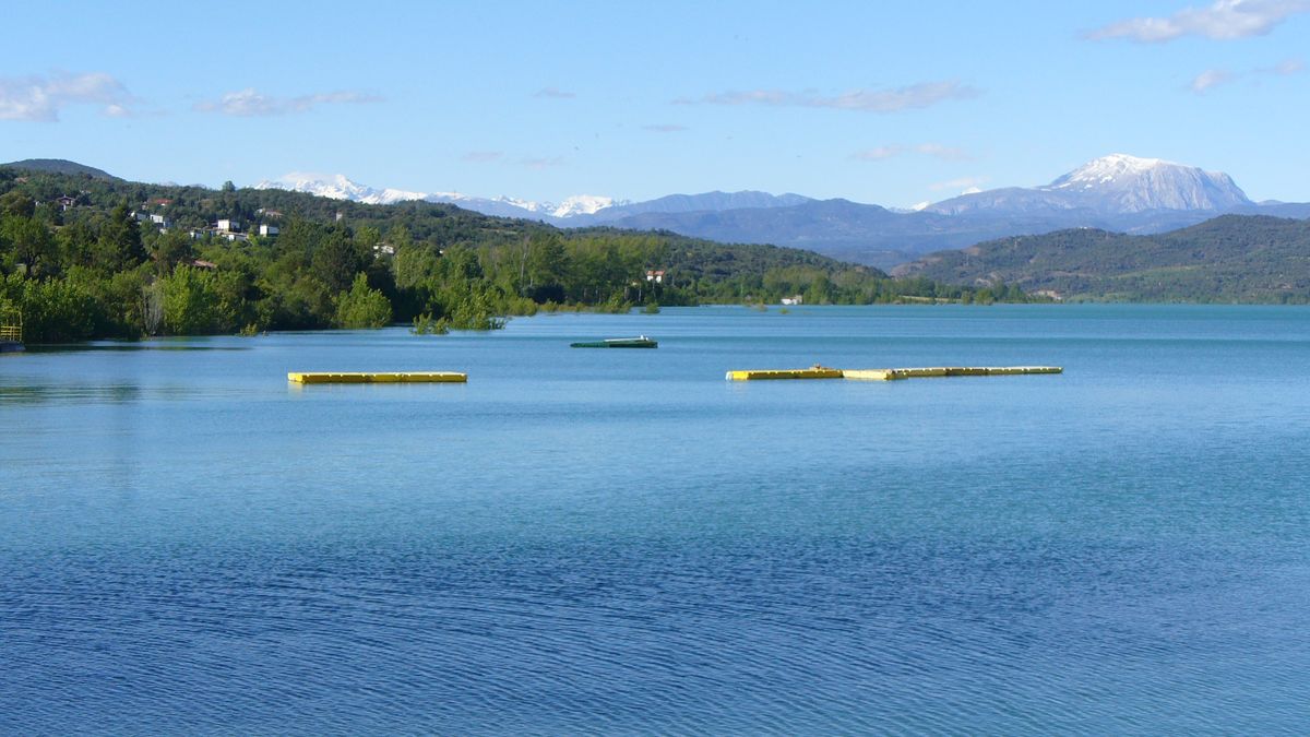Lago Barasona con el Pirineo nevado al fondo
